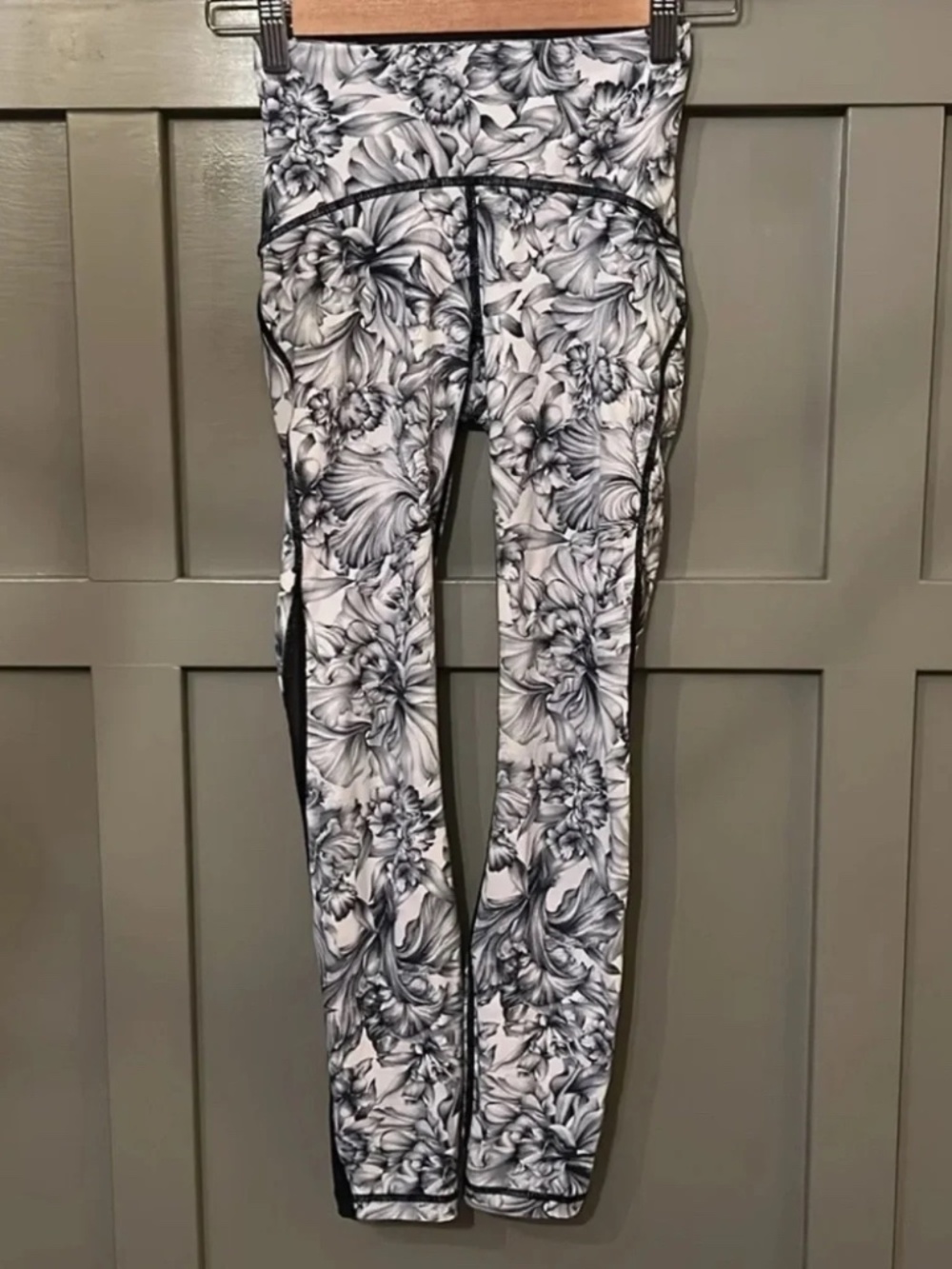 Lululemon Train Times 7/8 Pant Leggings 25" Light Garden White Black Size 2